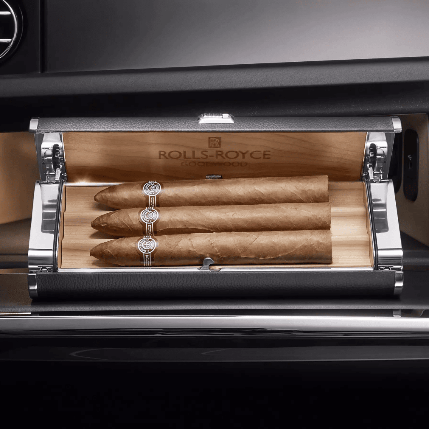 PHANTOM HUMIDOR IN GLOVE BOX